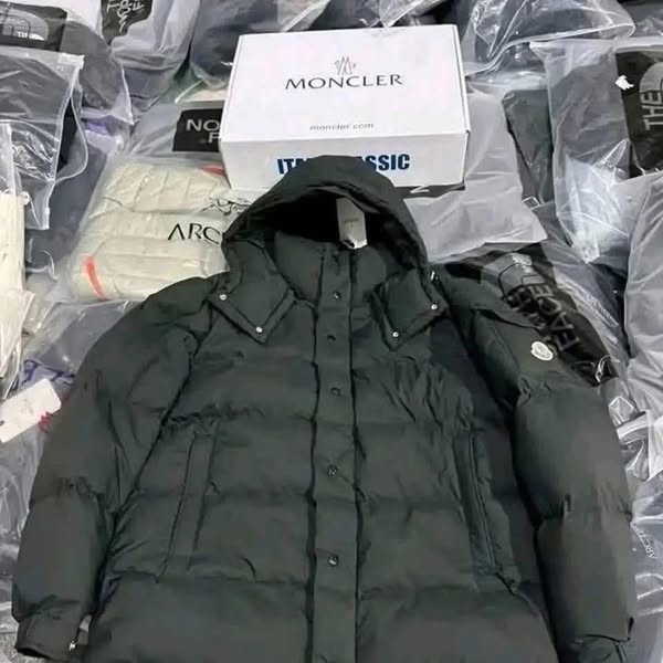 558286272_122125059848959708_3300127641967801842_n.jpg Jacket Pallet (200pcs) - Image 1